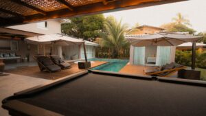Area Da Piscina Do Resort Com Espreguicadeiras E Mesa De Bilhar 9ovFy85jUyY