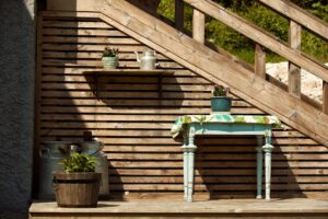 Uma Pequena Mesa Com Um Vaso De Planta Em Cima ZJr9 oaueBw