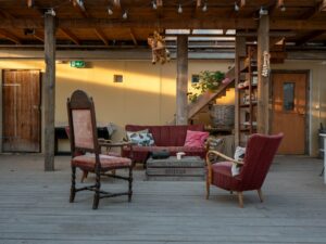 Area De Estar Aconchegante Com Cadeiras Vintage E Sofa 2PmAYpYiURk