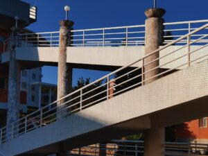 Uma Ponte Branca Com Um Corrimao De Metal Zju54b8DJIw