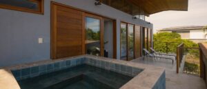 Jacuzzi Em Uma Varanda Com Espreguicadeiras E Vista Para O Oceano 89GEBhKzyJ4