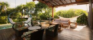 Patio Coberto Com Assentos Rede E Vista Para a Piscina McYRvVVEliE