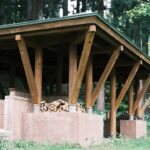 Uma Estrutura De Madeira No Meio De Uma Floresta 2wbT8SLrn6w