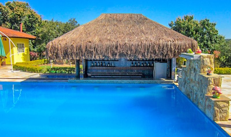 quiosque de piaçava com piscina